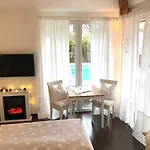 Tinyhouse Mit Pool, Outdoor Whirlpool Und Garten 펜션